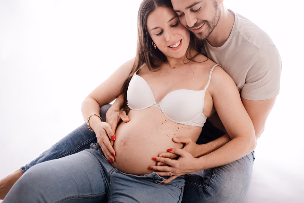 Sesión de embarazo en estudio en Torres de la Alameda