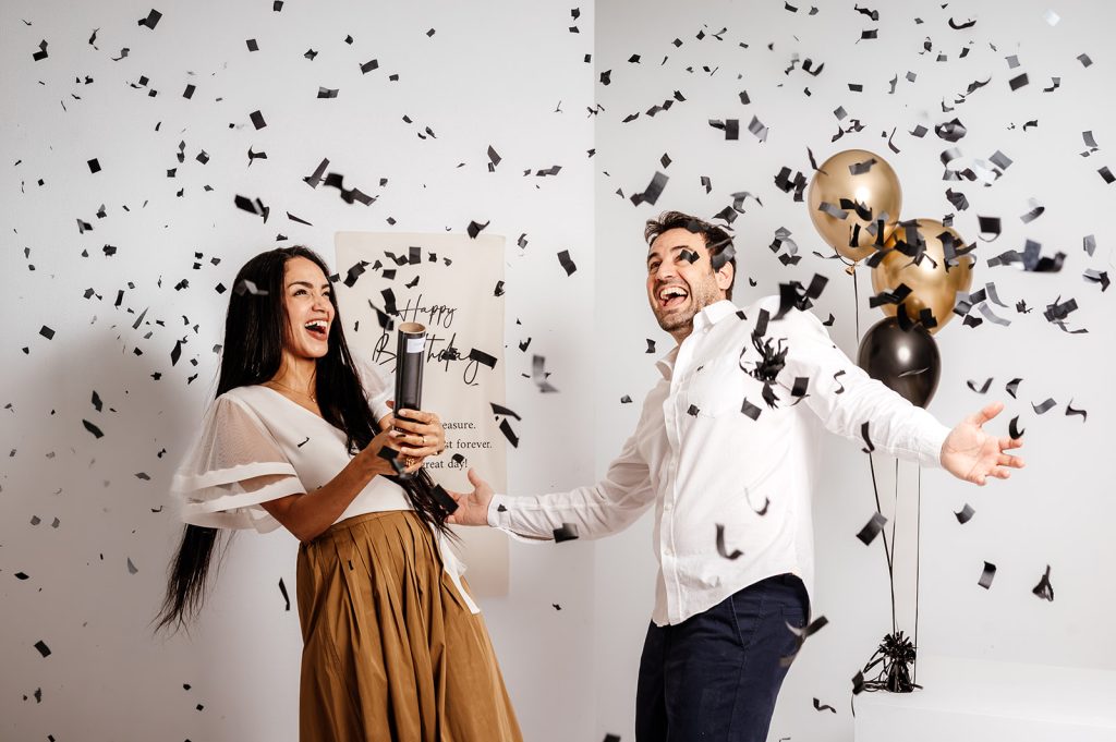 sesión de fotos de 40 cumpleaños en estudio Madrid con confeti y celebración natural