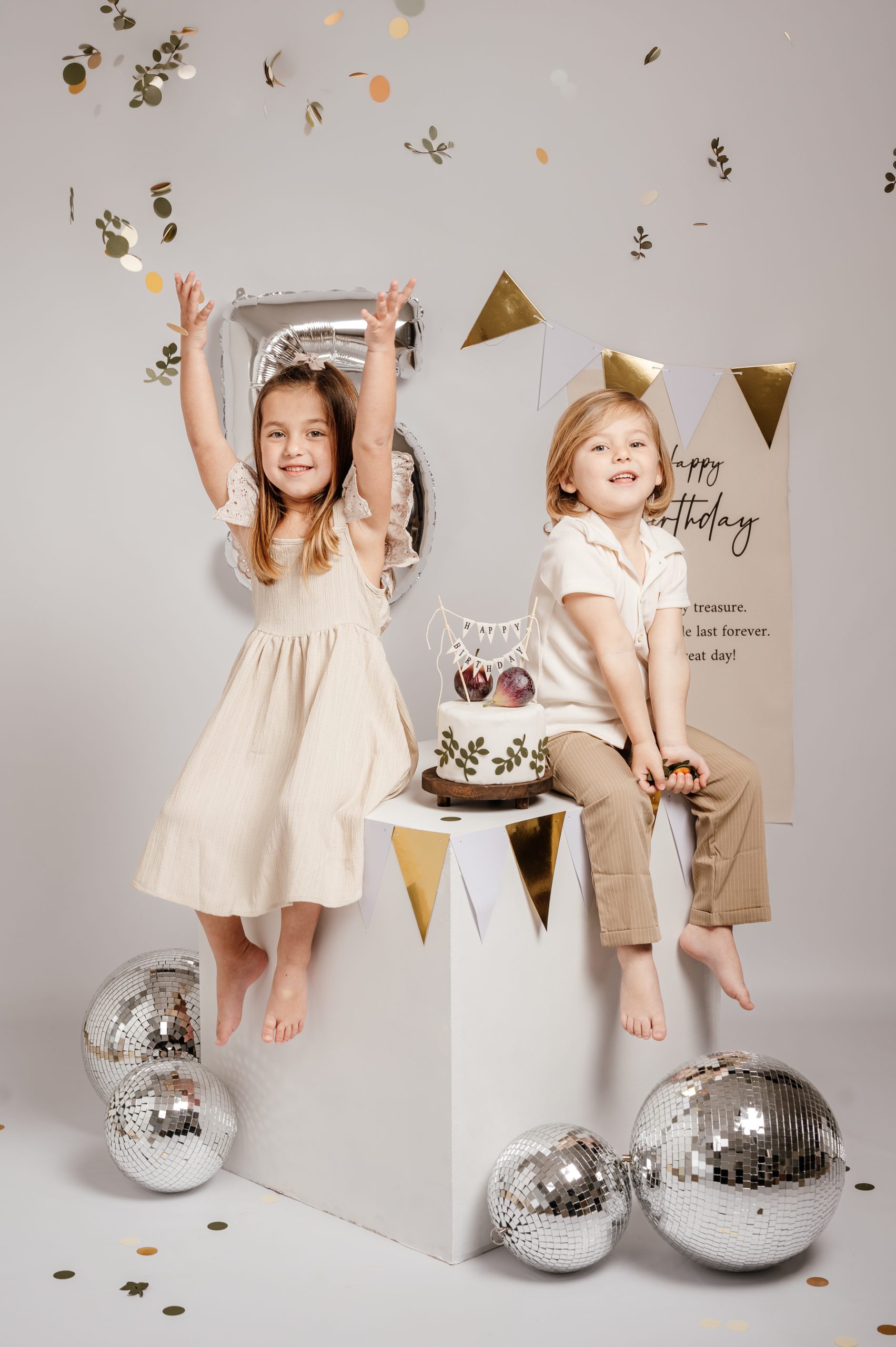 hermanos en sesión de cumpleaños infantil en Alcalá de Henares estilo natural