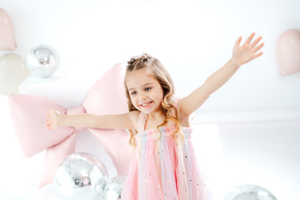 sesion de cumpleanos infantil en el viso villalbilla nina en estudio con confeti