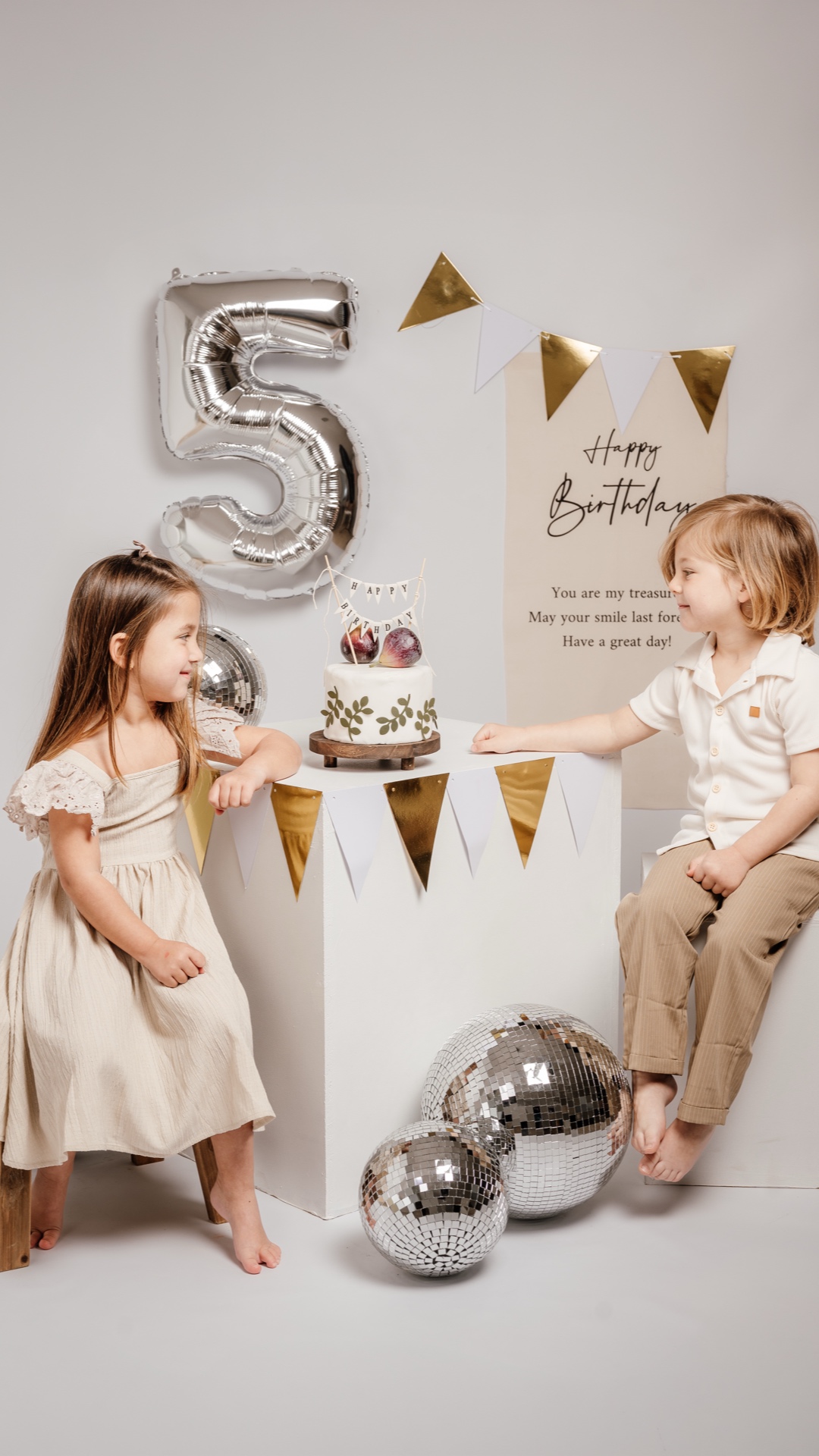 niño en sesión de cumpleaños infantil en Madrid con estética minimalista