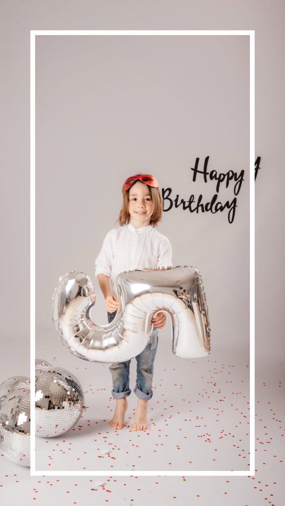 sesion infantil cumpleanos 5 anos con bolas de disco y decoracion minimalista en estudio