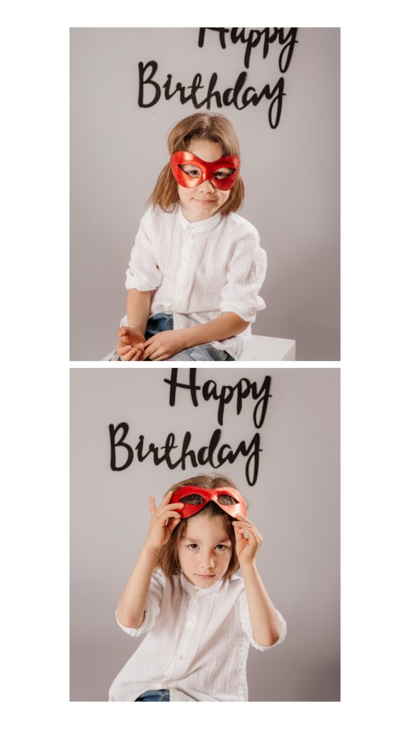 retrato infantil con mascara roja estilo superheroe cumpleanos 5 anos fotografia en estudio