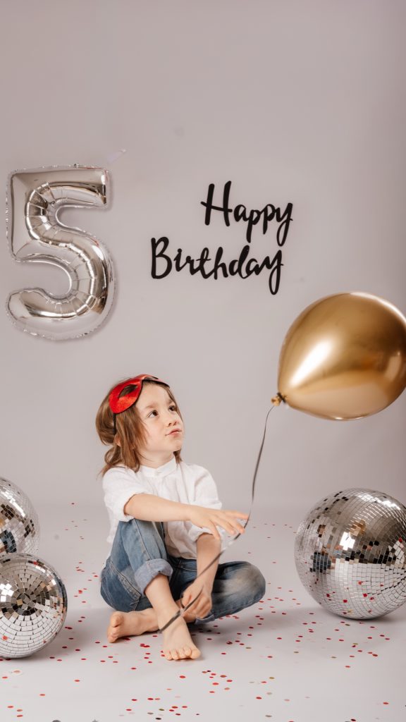 sesion de cumpleaños infantil en Corredor del Henares Thiago 5 anos con globos plateados estilo superheroe