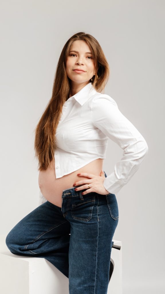 sesión de embarazo en estudio en el Corredor del Henares fondo blanco estilo elegante