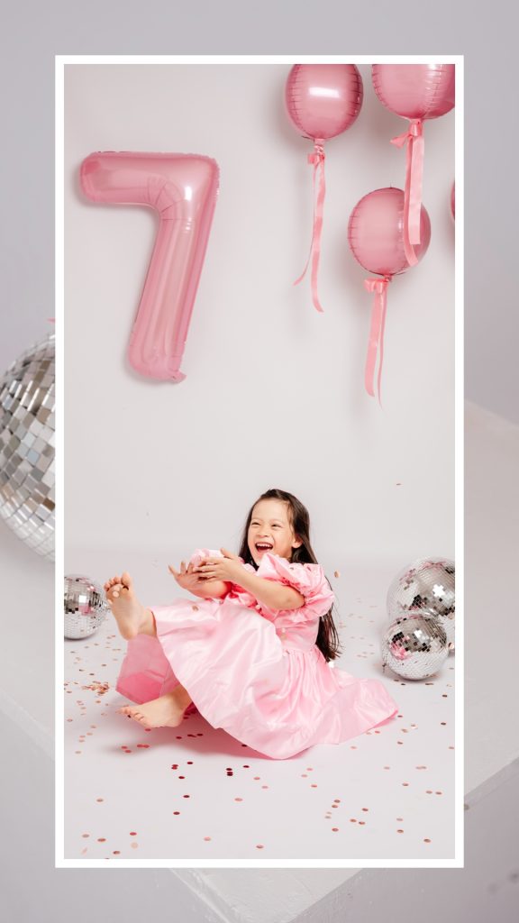 niña de 7 años sentada con número grande en sesión de cumpleaños infantil en estudio en Madrid