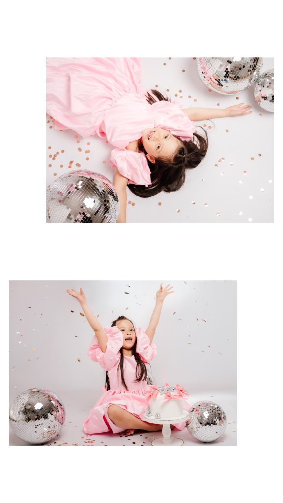 niña celebrando su cumpleaños con confeti en sesión infantil en estudio en Madrid