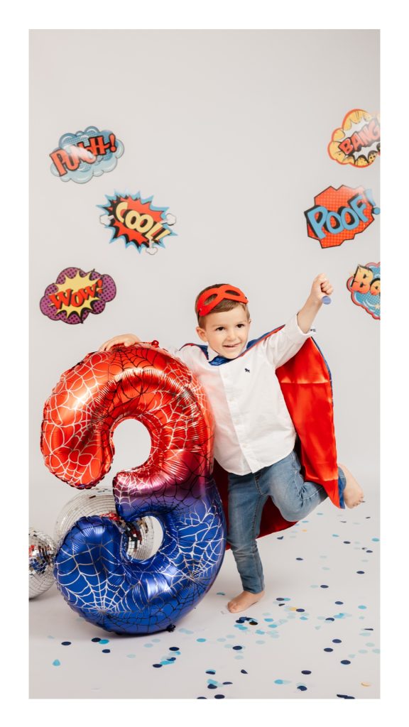 Sesión de cumpleaños con capa y número en estudio en Madrid