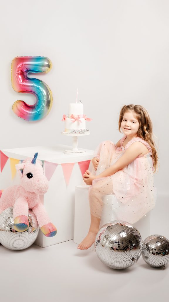 Sofi celebra su cumple con una sesión de fotos en estudio en Madrid con tarta y unicornios